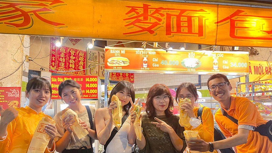 Ao Dai Female Rider Night Food Tour with Optional Seafood BBQ