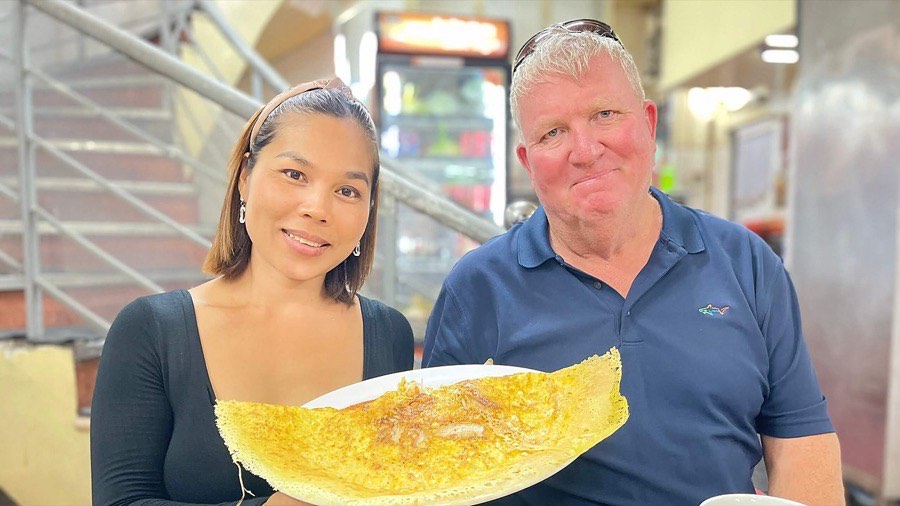 Ao Dai Female Rider Night Food Tour with Optional Seafood BBQ