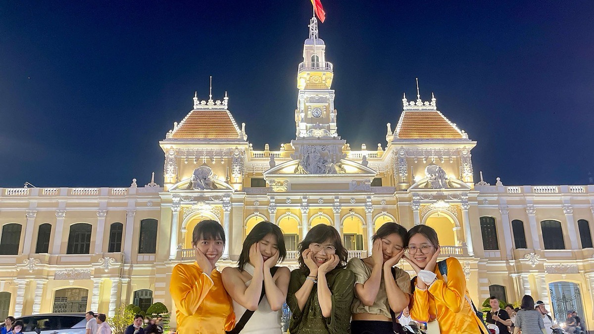 Ao Dai Female Rider Night Food Tour with Optional Seafood BBQ