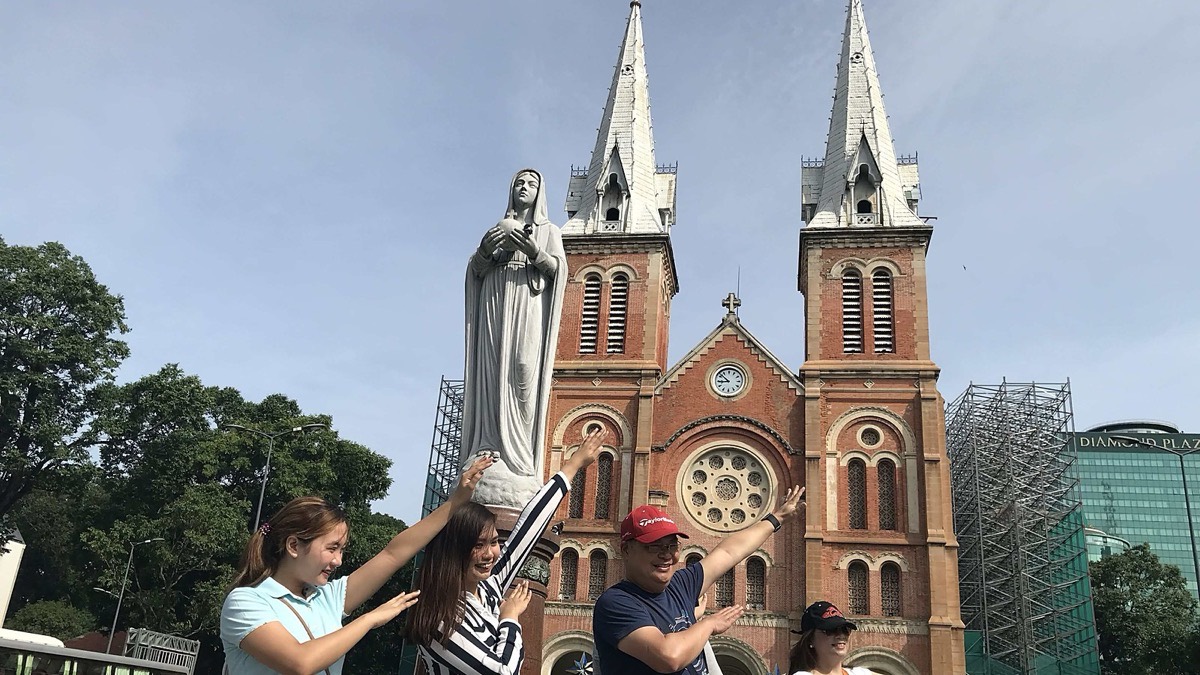 Iconic Saigon Daytime History & Sightseeing by Car