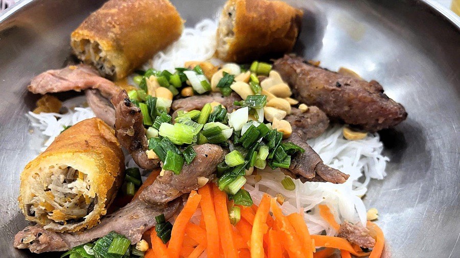 Saigon Daytime Street Food Tour by Motorbike