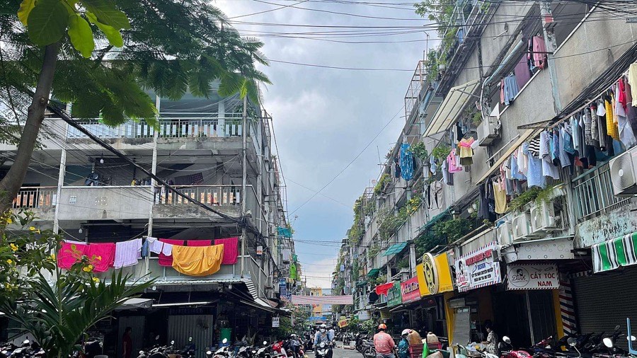 Saigon Daytime Sightseeing Tour by Motorbike