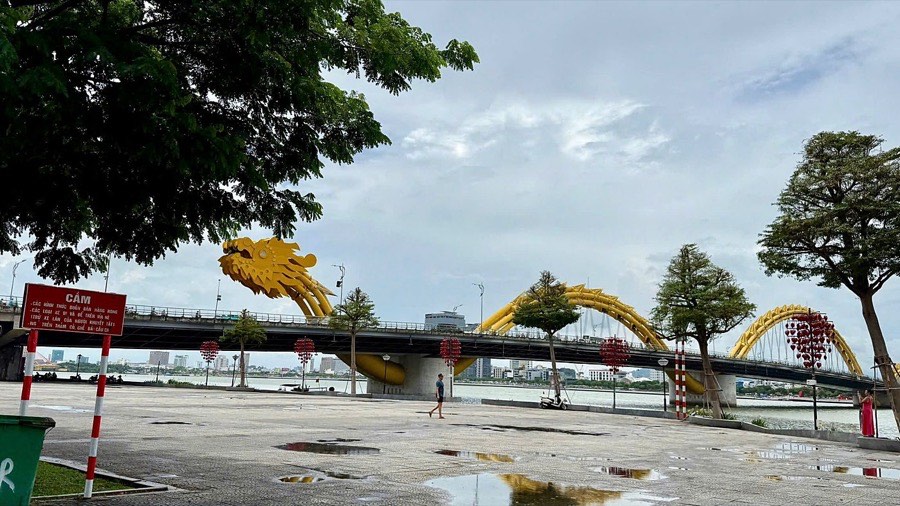 Iconic Da Nang Daytime Sightseeing by Motorbike with the History Lines of Da Nang