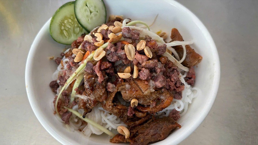 Da Nang Michelin-rated Food Tour by Scooter