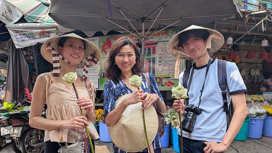 Saigon Food & Sightseeing Motorbike + Hop-On Hop-Off Experience