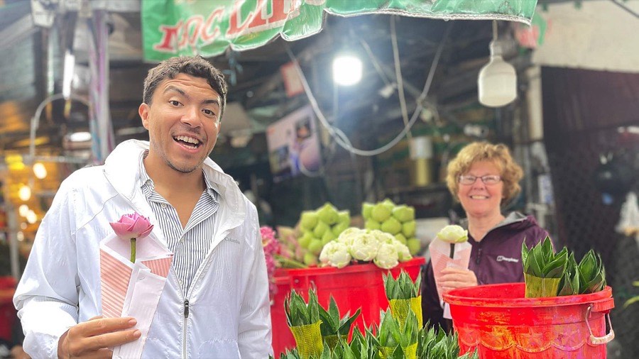 Saigon Foodie Tour by Car with Locals
