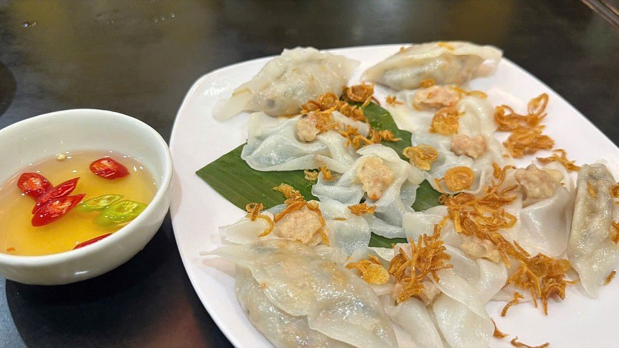 Hoi An Old Town Authentic Street Food Tour by Motorbike