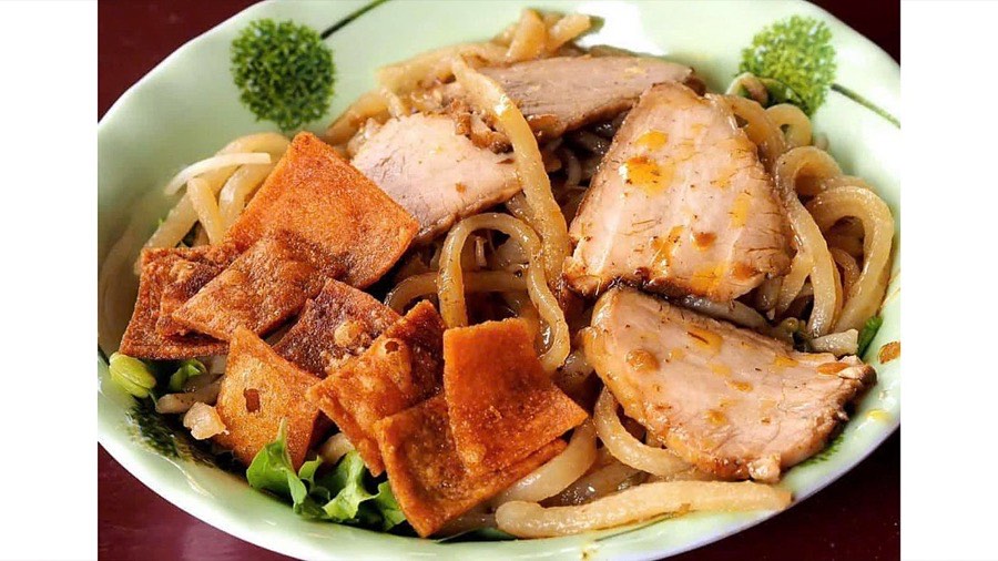 Hoi An Old Town Authentic Street Food Tour by Motorbike