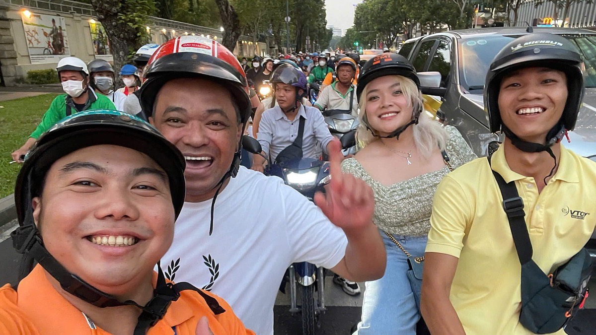 Iconic Saigon Chill Spots Tour by Motorbike