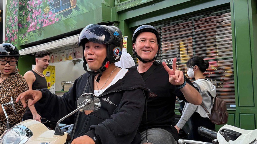 Iconic Saigon Daytime Sightseeing by Motorbike