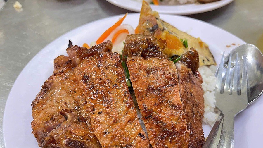 Iconic Saigon By Night Foodie Tour on Motorbike