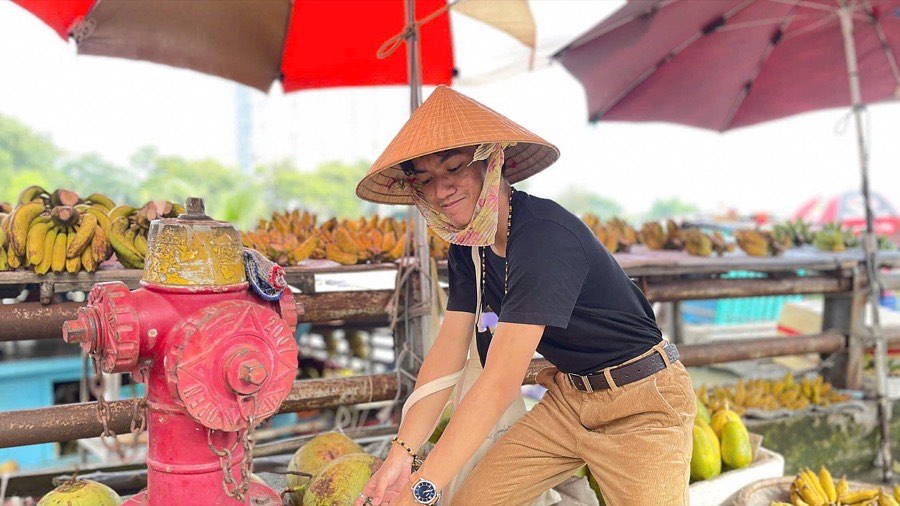 Saigon Local Market Shopping & Souvenir Motorbike Tour